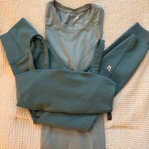 Vuori Evolve Set Sea Pine, Small Leggings and Medium Square Neck Bra